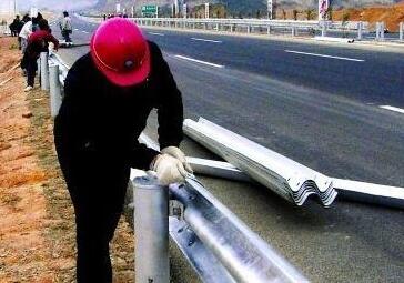 高速公路護欄施工現場(chǎng)